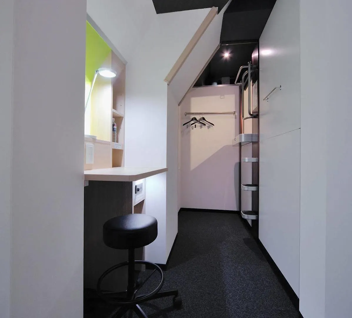 Capsule hotel Global Cabin Tokyo Gotanda