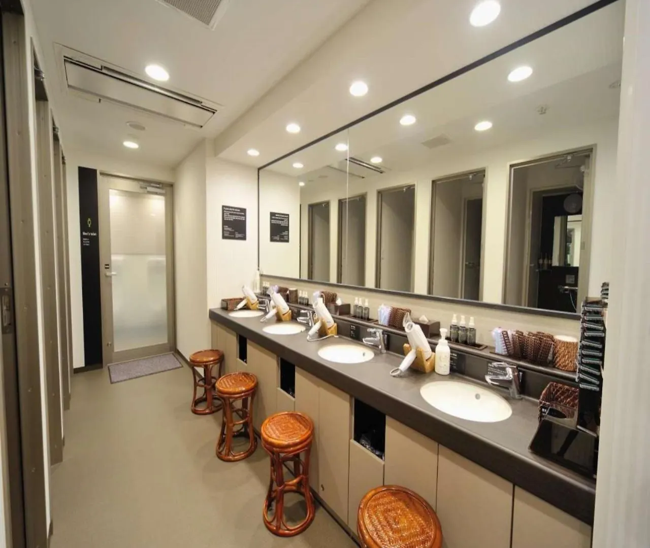 ** Capsule hotel Global Cabin Tokyo Gotanda Japan