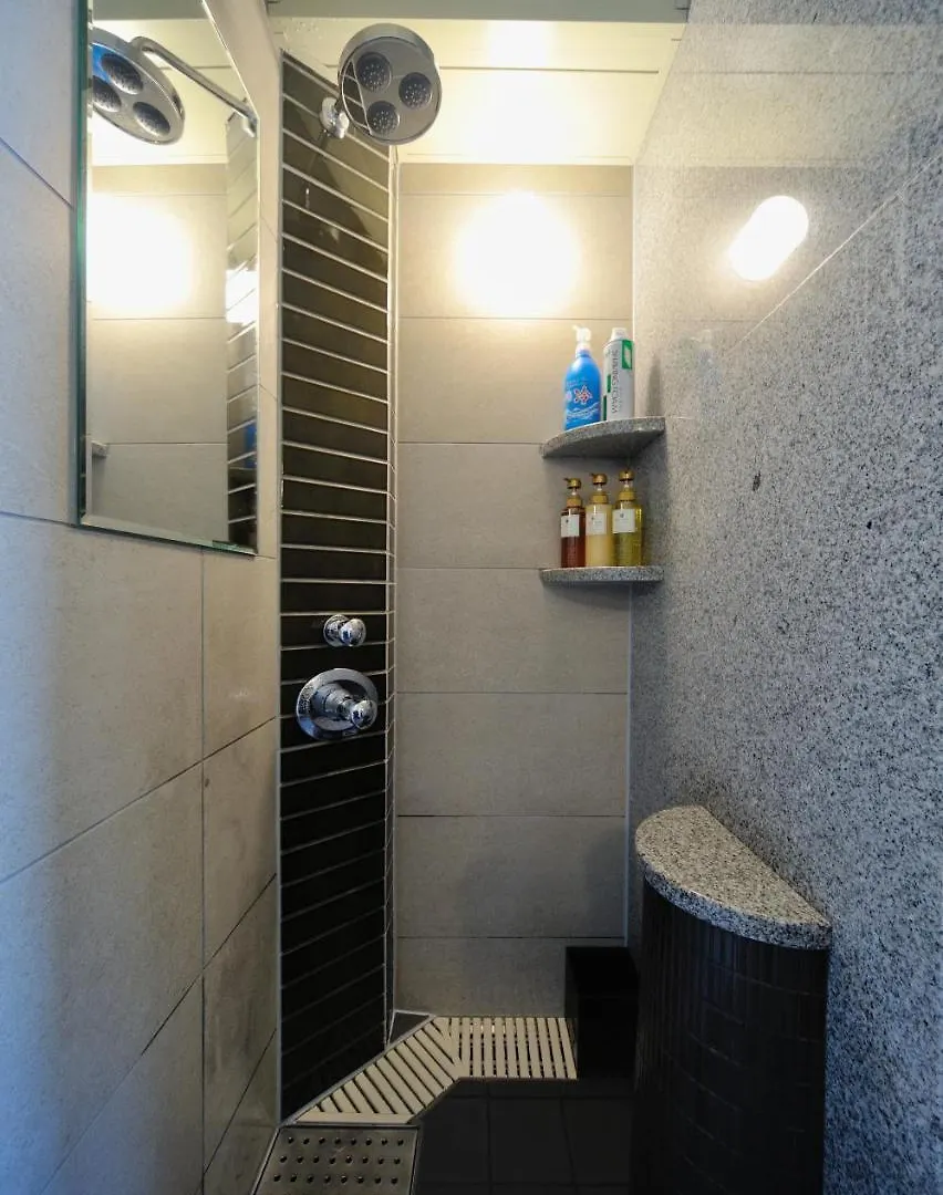 Global Cabin Tokyo Gotanda Capsule hotel
